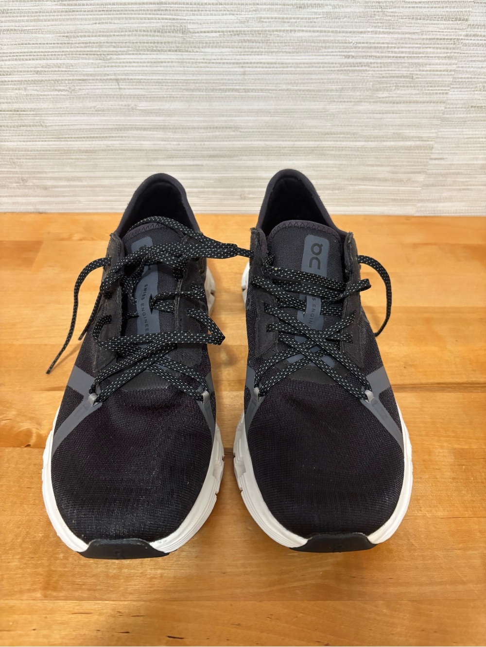 On Cloud X 4 black women’s 9 sneaker shoe - Picture 2 of 7